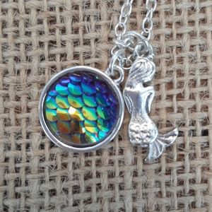 Multi color necklace